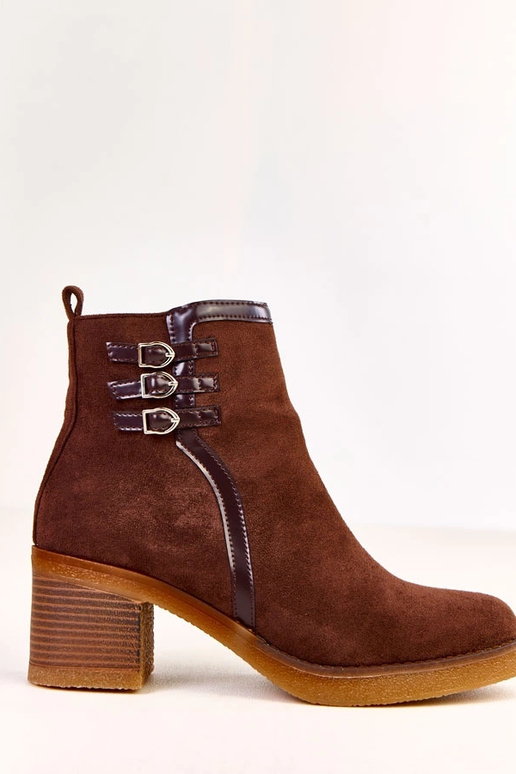 Hnedé čižmy na stĺpiku zdobené...