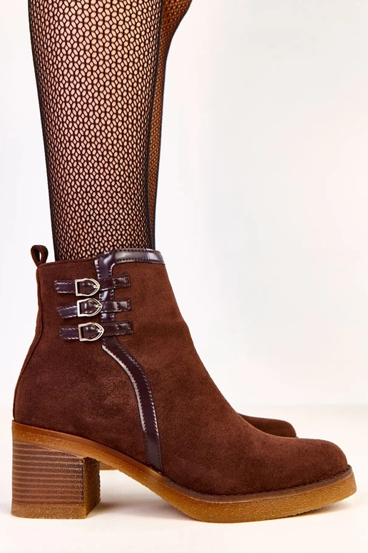 Hnedé čižmy na stĺpiku zdobené...