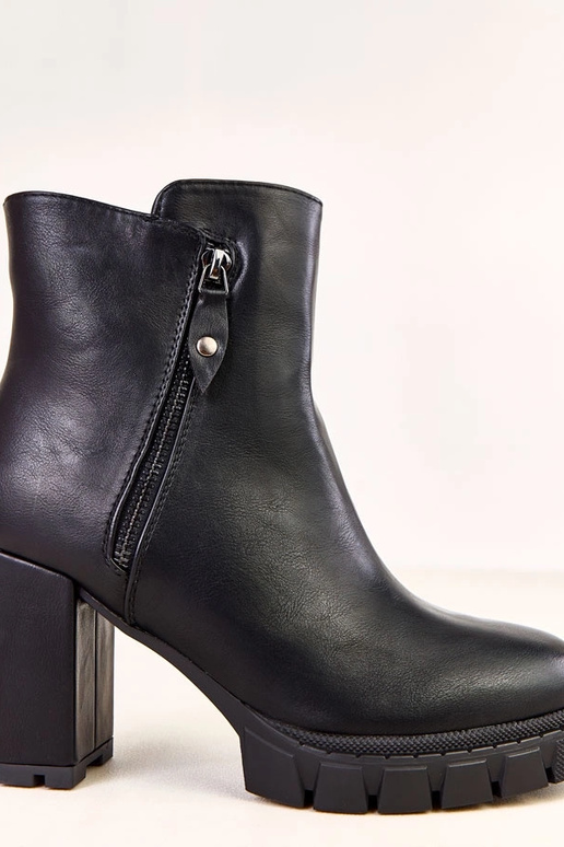 Čierne čižmy na stĺpiku s...