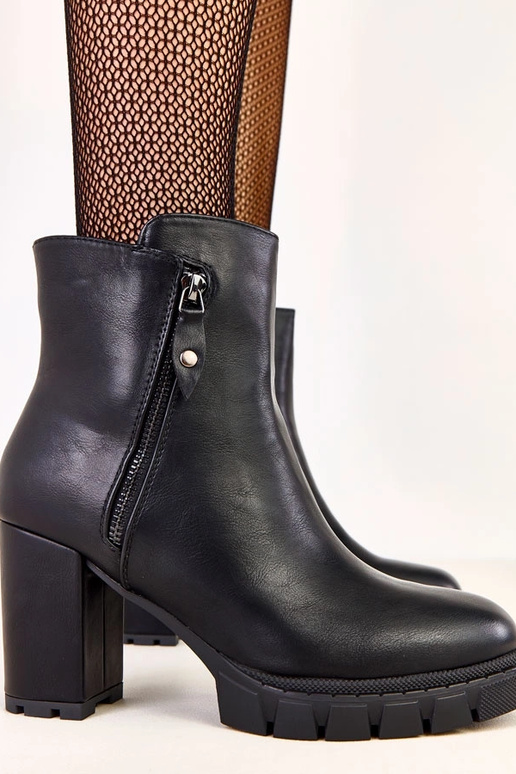 Čierne čižmy na stĺpiku s...