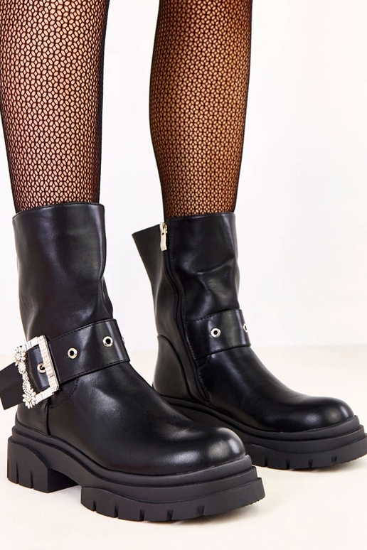 Čierne čižmy zdobené sponou so...
