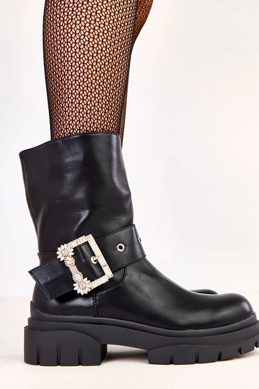 Čierne čižmy zdobené sponou so...
