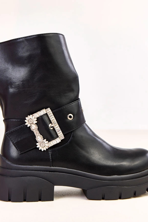 Čierne čižmy zdobené sponou so...