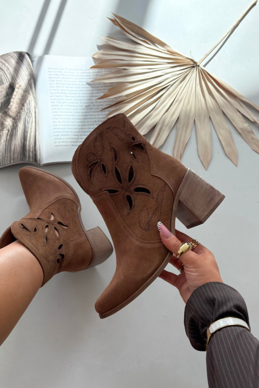 Dámske kotníkové čižmy so perforovanými prvkami z prírodného semišu s podpätkami Zazoo 3690 hnedej farby