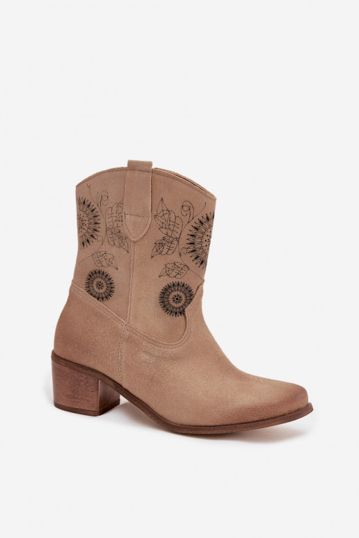 Dámske semišové kotníkové čižmy so perforovanými prvkami s podpätkami Zazoo 3844 pieskovej farby