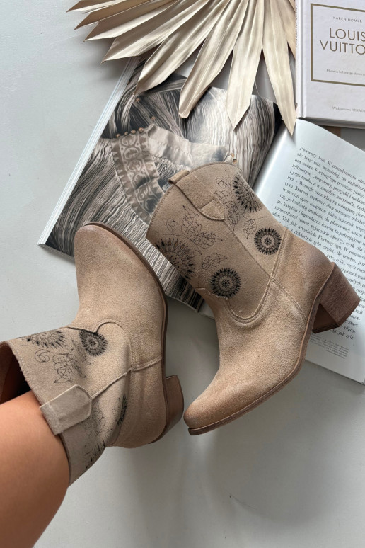 Dámske semišové kotníkové čižmy so perforovanými prvkami s podpätkami Zazoo 3844 pieskovej farby