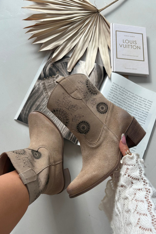 Dámske semišové kotníkové čižmy so perforovanými prvkami s podpätkami Zazoo 3844 pieskovej farby