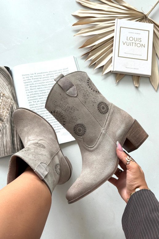 Dámske semišové kotníkové čižmy so perforovanými prvkami s podpätkami Zazoo 3844 kapučínovej farby