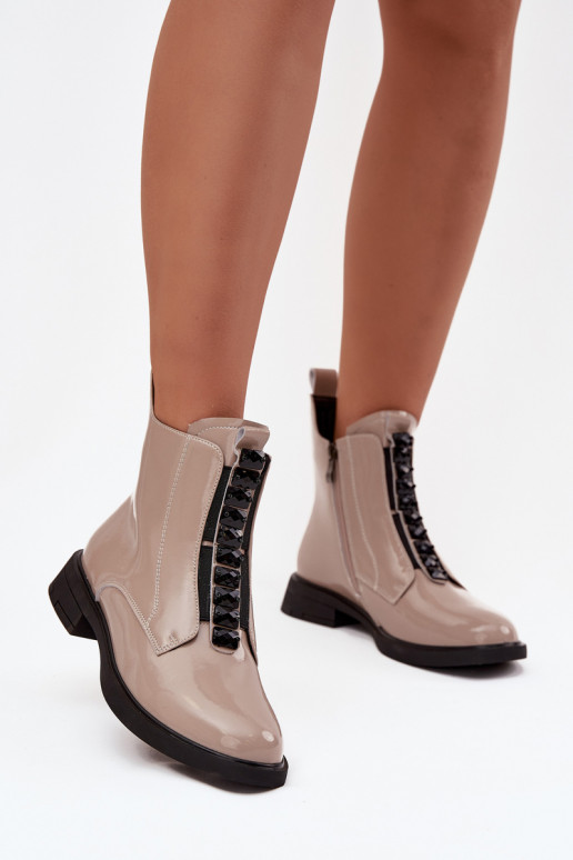 Dámske čižmičky z prírodnej kože s lakovým efektom D&A MR52-108 pieskovej farby