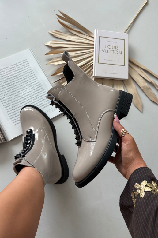 Dámske čižmičky z prírodnej kože s lakovým efektom D&A MR52-108 pieskovej farby