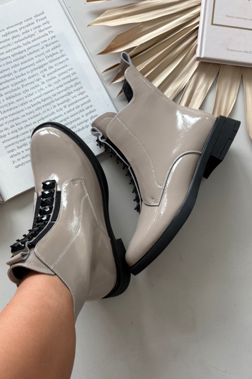 Dámske čižmičky z prírodnej kože s lakovým efektom D&A MR52-108 pieskovej farby