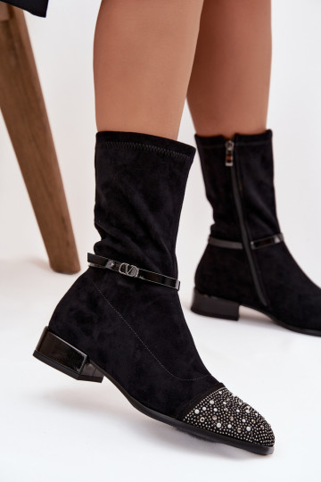 Dámske čižmičky na nízkom podpätku s dekoráciou a pásikmi D&A MR52-165 čiernej farby