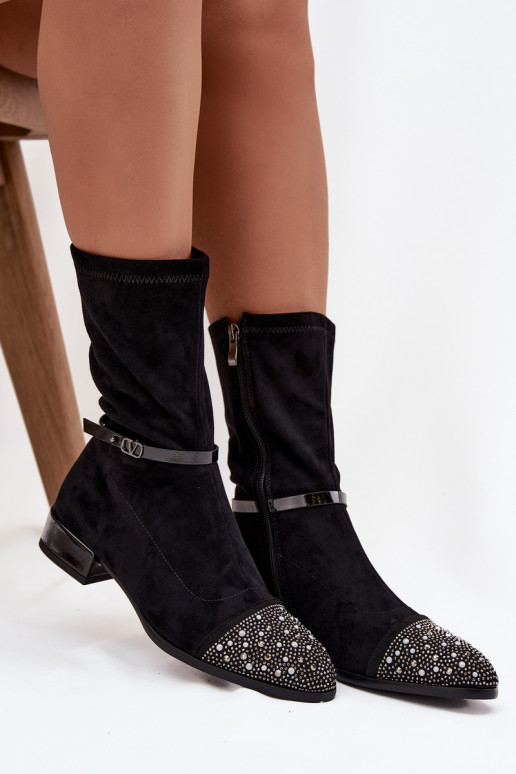 Dámske čižmičky na nízkom podpätku s dekoráciou a pásikmi D&A MR52-165 čiernej farby