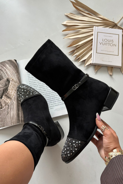 Dámske čižmičky na nízkom podpätku s dekoráciou a pásikmi D&A MR52-165 čiernej farby