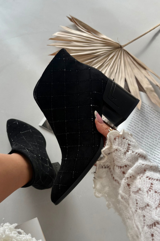 Dámske čižmičky s dekoráciou D&A MR52-133 čiernej farby