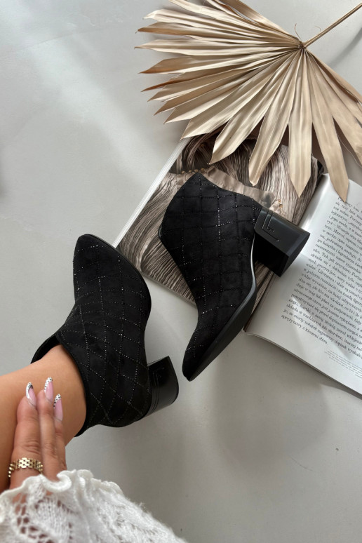 Dámske čižmičky s dekoráciou D&A MR52-133 čiernej farby