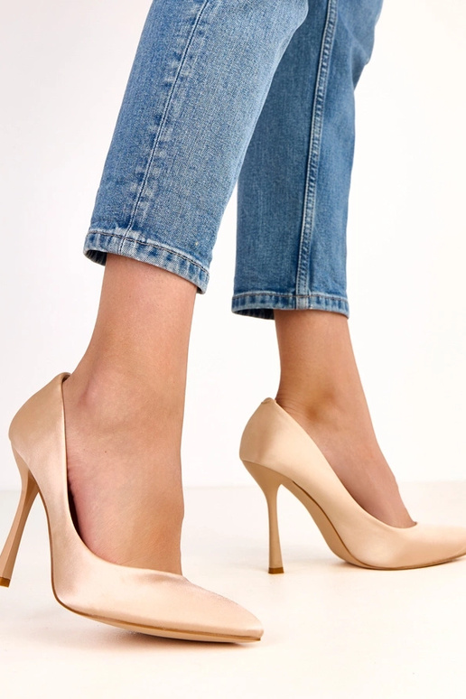 Pieskové vysoké podpätky so saténovým... Pieskové vysoké podpätky so saténovým...