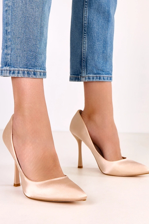Pieskové vysoké podpätky so saténovým... Pieskové vysoké podpätky so saténovým...