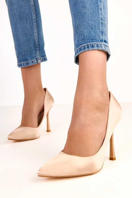 Pieskové vysoké podpätky so saténovým... Pieskové vysoké podpätky so saténovým...