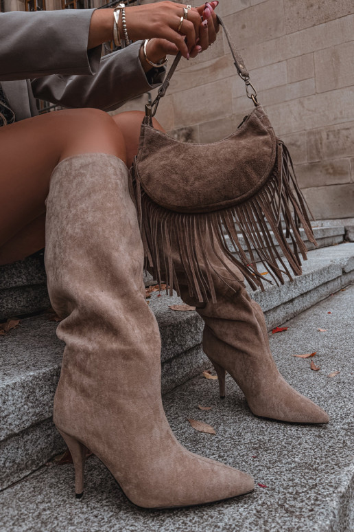 Trvalý model dámske čižmy s tenkými podpätkamiz eko semišuu béžová Noretta Trvalý model dámske čižmy s tenkými podpätkamiz eko semišuu béžová Noretta