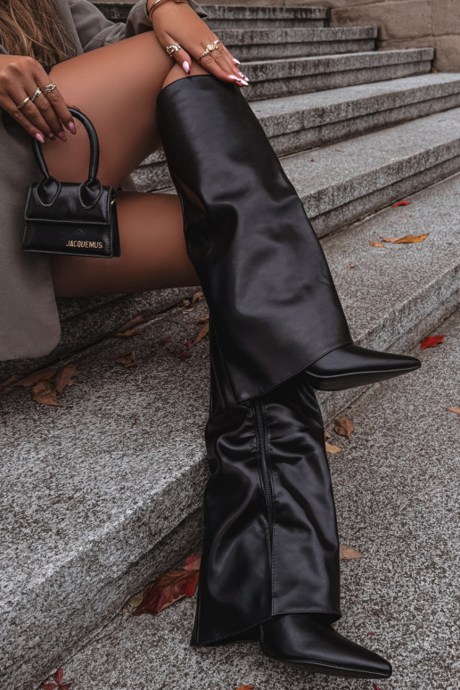 Zateplené dlhé čižmy s tenkými podpätkami a vykrojenou časťou zvršku čiernej farby Tamonia