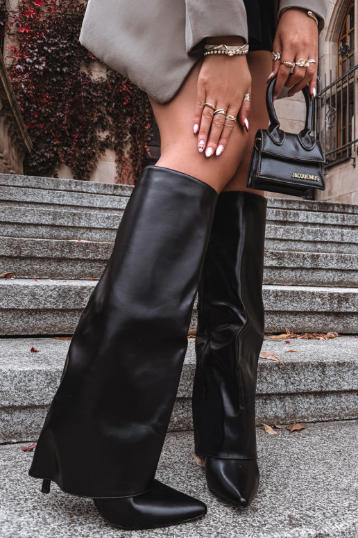 Zateplené dlhé čižmy s tenkými podpätkami a vykrojenou časťou zvršku čiernej farby Tamonia