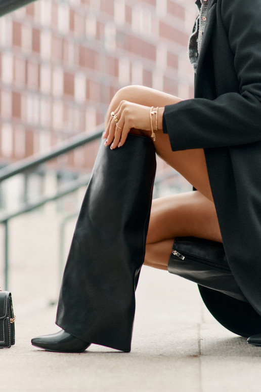 Zateplené dlhé čižmy s tenkými podpätkami a vykrojenou časťou zvršku čiernej farby Tamonia