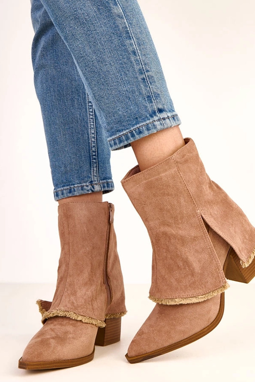 Béžové čižmy na podpätku s ohnutým... Béžové čižmy na podpätku s ohnutým...