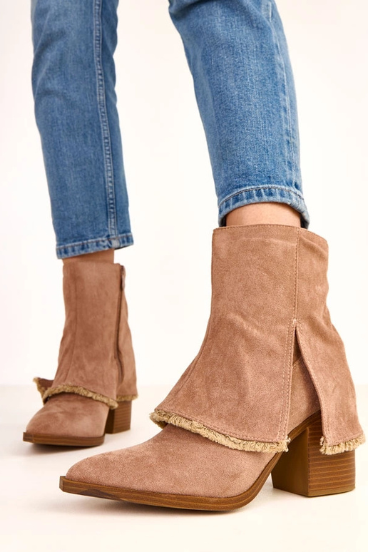 Béžové čižmy na podpätku s ohnutým... Béžové čižmy na podpätku s ohnutým...