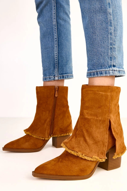 Hnedé čižmy na podpätku s ohnutým... Hnedé čižmy na podpätku s ohnutým...