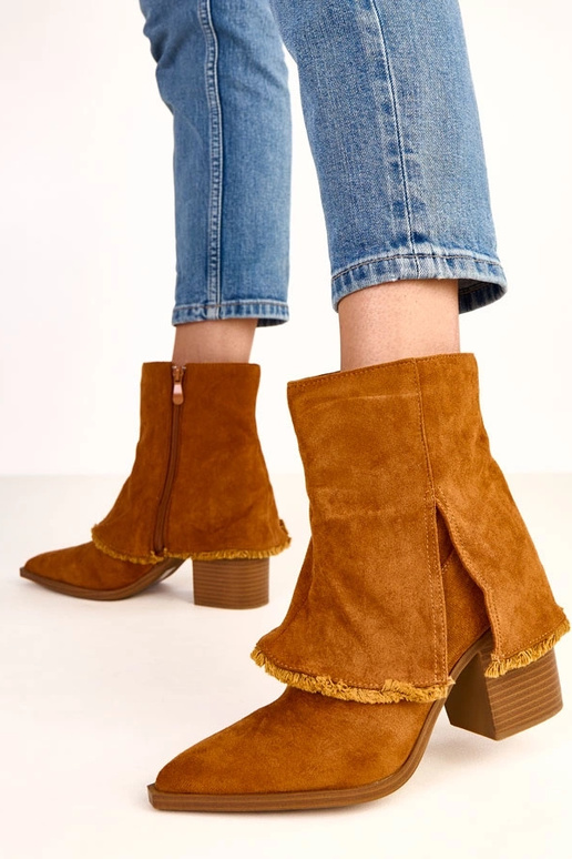 Hnedé čižmy na podpätku s ohnutým... Hnedé čižmy na podpätku s ohnutým...