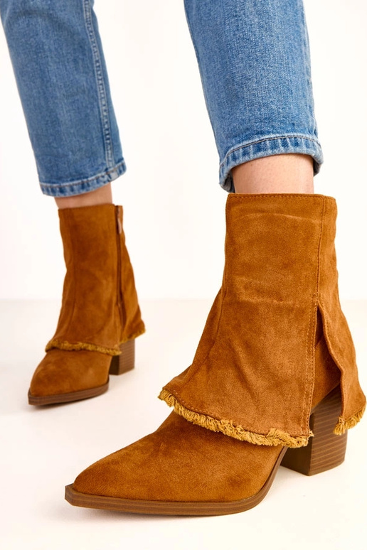 Hnedé čižmy na podpätku s ohnutým... Hnedé čižmy na podpätku s ohnutým...