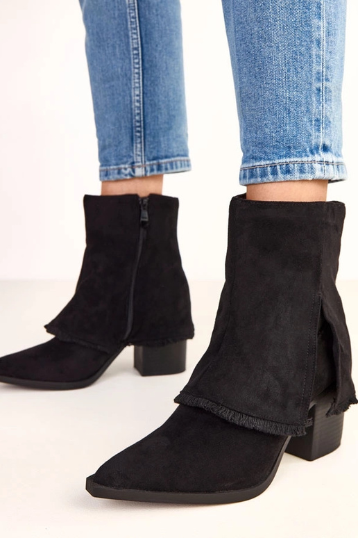 Čierne čižmy na podpätku s ohnutým... Čierne čižmy na podpätku s ohnutým...