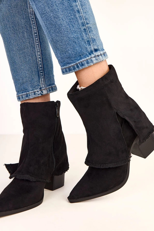 Čierne čižmy na podpätku s ohnutým... Čierne čižmy na podpätku s ohnutým...