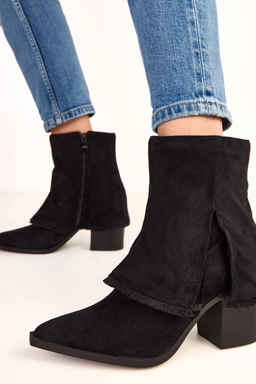 Čierne čižmy na podpätku s ohnutým... Čierne čižmy na podpätku s ohnutým...