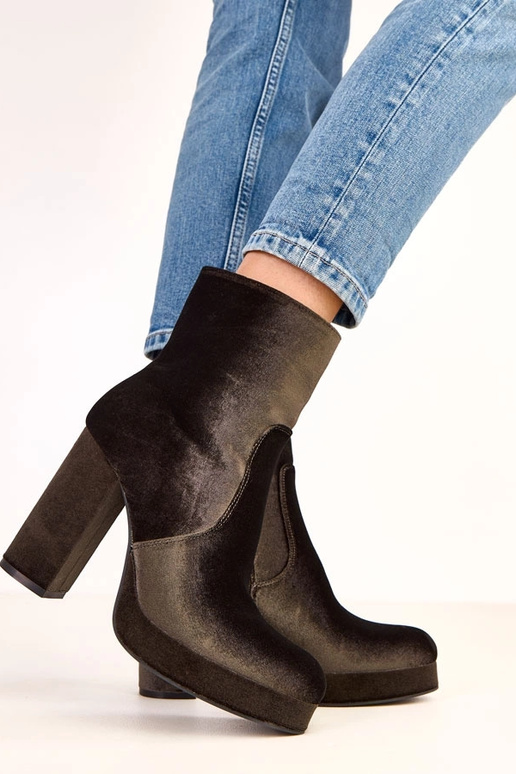 Zelené lesklé čižmy na podpätku Asanda Zelené lesklé čižmy na podpätku Asanda