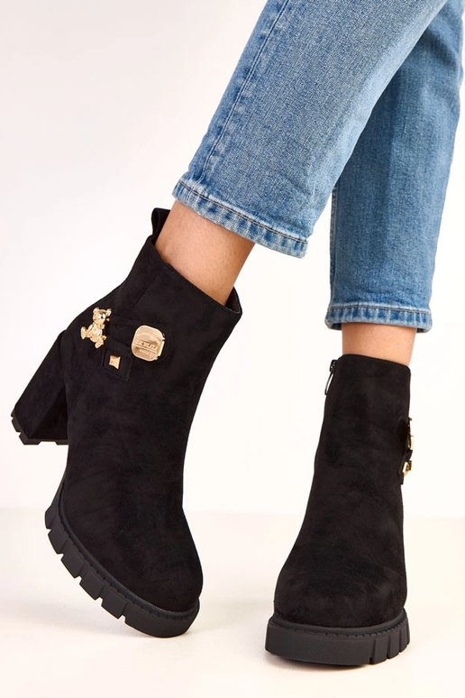 Čierne čižmy na podpätku s dekoráciou... Čierne čižmy na podpätku s dekoráciou...