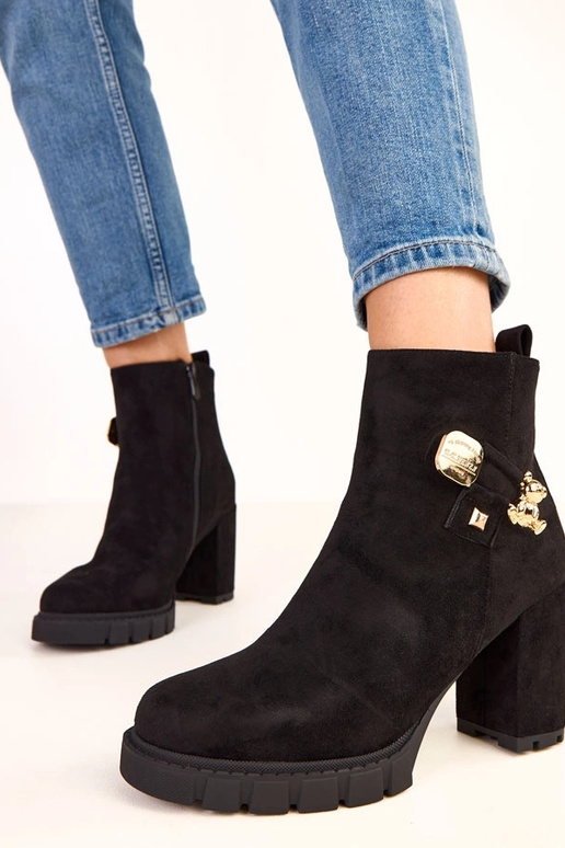 Čierne čižmy na podpätku s dekoráciou... Čierne čižmy na podpätku s dekoráciou...