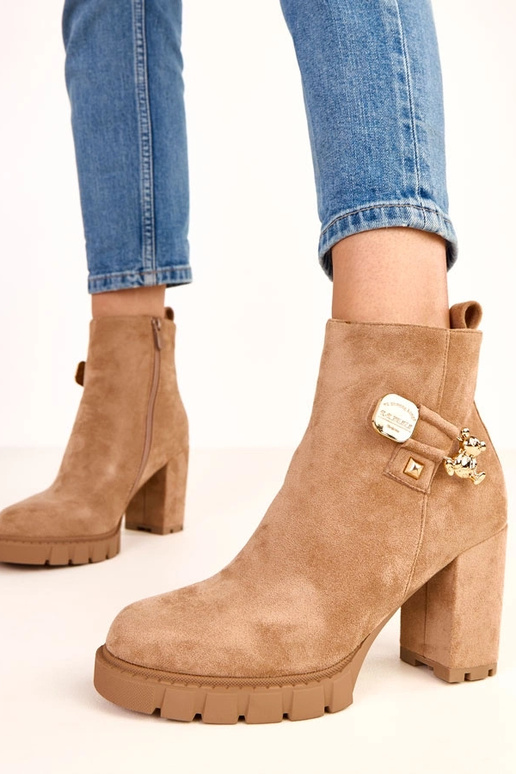 Hnedé čižmy na podpätku s dekoráciou... Hnedé čižmy na podpätku s dekoráciou...