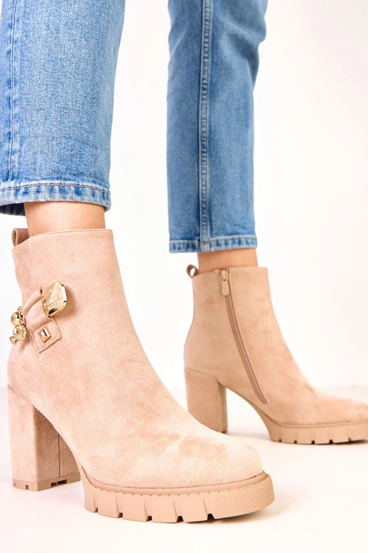 Béžové čižmy na podpätku s dekoráciou... Béžové čižmy na podpätku s dekoráciou...