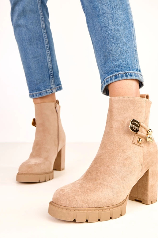 Béžové čižmy na podpätku s dekoráciou... Béžové čižmy na podpätku s dekoráciou...