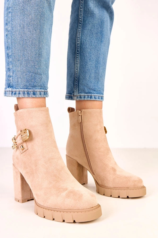 Béžové čižmy na podpätku s dekoráciou... Béžové čižmy na podpätku s dekoráciou...