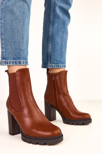 Hnedé čižmy na podpätku s...