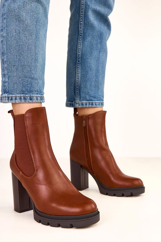 Hnedé čižmy na podpätku s elastickým... Hnedé čižmy na podpätku s elastickým...