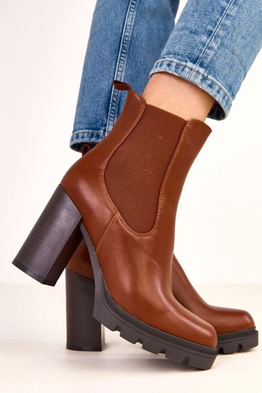 Hnedé čižmy na podpätku s elastickým... Hnedé čižmy na podpätku s elastickým...