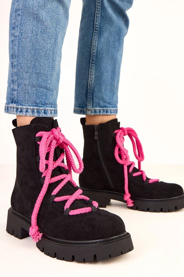 Čierne čižmy s dekoratívnou...