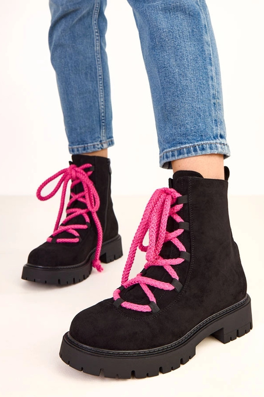 Čierne čižmy s dekoratívnou ružovou... Čierne čižmy s dekoratívnou ružovou...