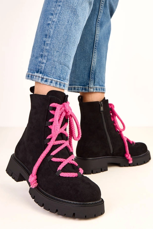 Čierne čižmy s dekoratívnou ružovou... Čierne čižmy s dekoratívnou ružovou...