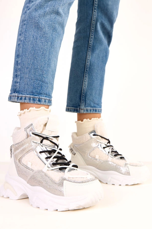 Biele športové topánky s šnúrkami a... Biele športové topánky s šnúrkami a...