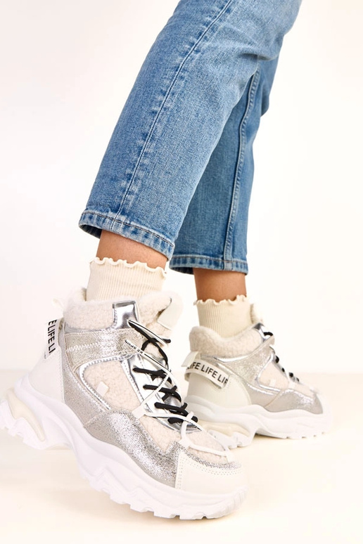 Biele športové topánky s šnúrkami a... Biele športové topánky s šnúrkami a...